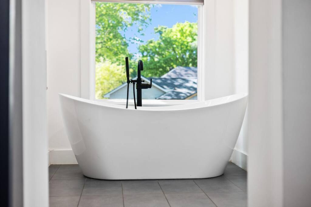 Designer Home: King Beds, Luxe Bath+Free Parking! Atlanta Buitenkant foto